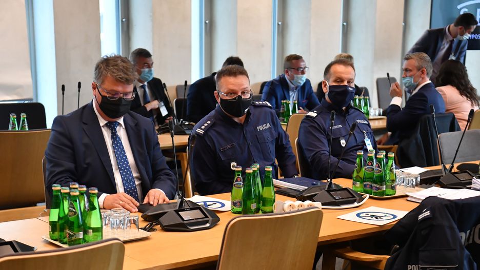 Warszawa, 12.10.2021. Wiceminister spraw wewnętrznych i administracji Maciej Wąsik (L), rzecznik prasowy Komendanta Głównego Policji insp. Mariusz Ciarka (2L) oraz I zastępca Komendanta Głównego Policji nadinsp. Dariusz Augustyniak (2P) podczas posiedzenia sejmowej Komisji Administracji i Spraw Wewnętrznych, 12 bm. w Sejmie w Warszawie. Komisja kontynuuje posiedzenie, na którym rozpatrywany jest wniosek KO o przedstawienie na posiedzeniu Sejmu "Informacji Ministra Spraw Wewnętrznych i  Administracji na temat działań podjętych przez Komendanta Głównego Policji oraz Komendanta Wojewódzkiego Policji we Wrocławiu w celu wyjaśnienia okoliczności śmierci osób w trakcie interwencji dolnośląskich policjantów oraz działań dyscyplinarnych podjętych wobec funkcjonariuszy przeprowadzających przedmiotowe interwencje". (jm) PAP/Piotr Nowak