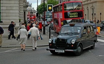 Brexit psuje nastroje, ale gospodarka jeszcze się broni. Funt odrabia straty