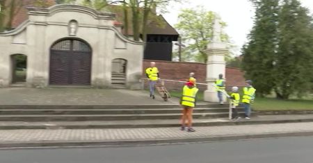Młodzi mieszkańcy wielkopolskiej miejscowości kontynuują wielkanocną tradycję “klekotów”