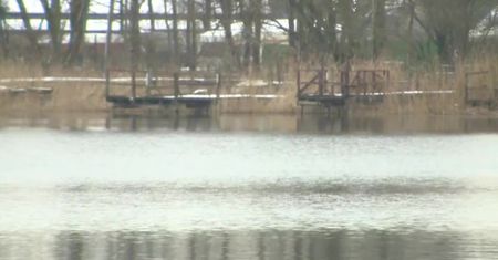 Motolotniarz wpadł do zamarzniętego jeziora koło Bydgoszczy. Pomogła grupa morsów