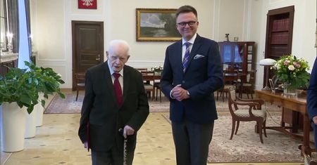 Hołownia spotkał się z prof. Strzemboszem. “Stoi przed nami człowiek, który mógłby mieć na imię praworządność”