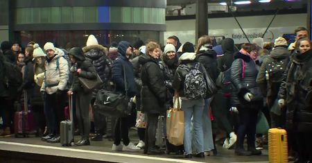 Utrudnienia na kolei w związku z opadami śniegu. Oklaski dla spóźnionego pociągu