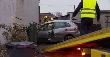 Samochód osobowy uderzył w dom jednorodzinny. Jedna osoba zginęła, druga jest w stanie ciężkim