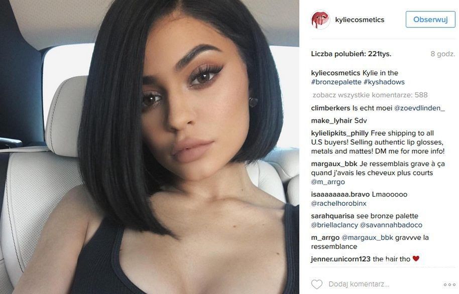 Kylie Jenner w makijażu wykonanym cieniami do powiek z palety Kyshadow Bronze