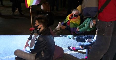 Protest przed Sejmem przeciwko wypowiedzeniu konwencji antyprzemocowej