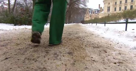 Kawa zamiast piasku i soli. Kraków testuje nowe, nietypowe, antypoślizgowe rozwiązanie
