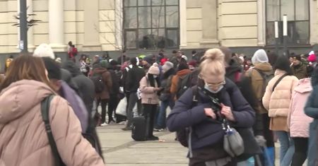 Przepełnione pociągi ze Lwowa docierają do Przemyśla. 100-kilometrowa podróż trwa nawet 15 godzin