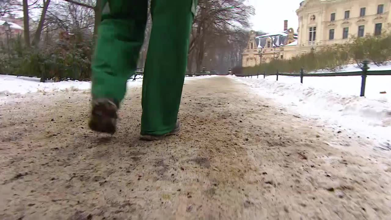 Kawa zamiast piasku i soli. Kraków testuje nowe, nietypowe, antypoślizgowe rozwiązanie