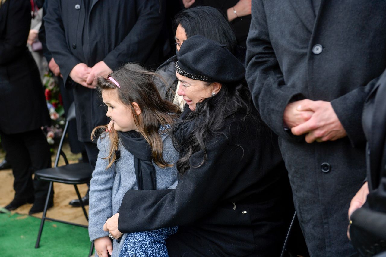 Pogrzeb Krzysztofa Krawczyka - kim jest dziewczynka u boku Ewy Krawczyk?
