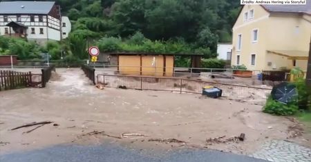 Niszczycielskie powodzie w Niemczech. Ulewne deszcze spowodowały wystąpienie z brzegów rzeki Łaby i jej dopływów