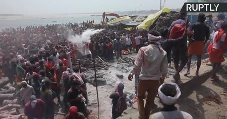 Barwne obchody święta Masana Holi w Varansi.
