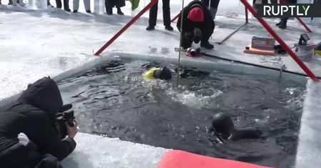 Zszedł 80 metrów pod lód zamarzniętego Bajkału. Rosyjski freediver ustanowił kolejny rekord Guinnessa.