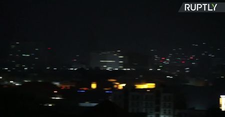 Ostatni amerykański żołnierz opuścił Afganistan. Fajerwerki w Kabulu.