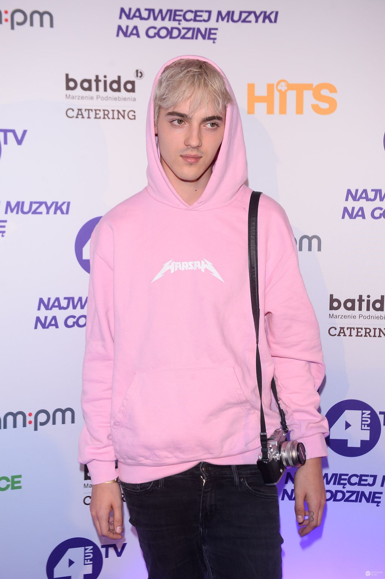 Radek Pestka w różowej bluzie na imprezie stacji muzycznej. Zdjęcia 2016