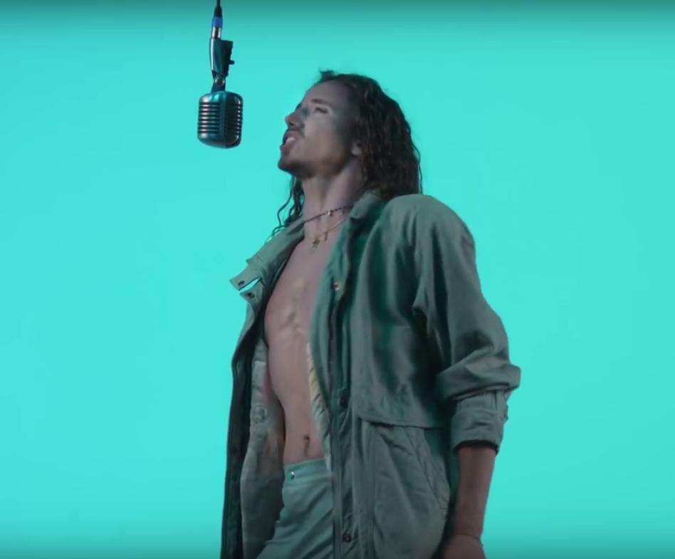 Michał Szpak bez koszulki w teledysku King Of The Season