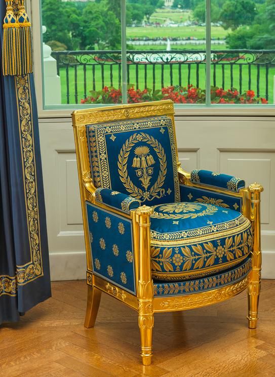 Fotel, który został ponownie tapicerowany i odrestaurowany w ramach renowacji apartamentu Pierre-Antoine Bellangé w Pokoju Niebieskim