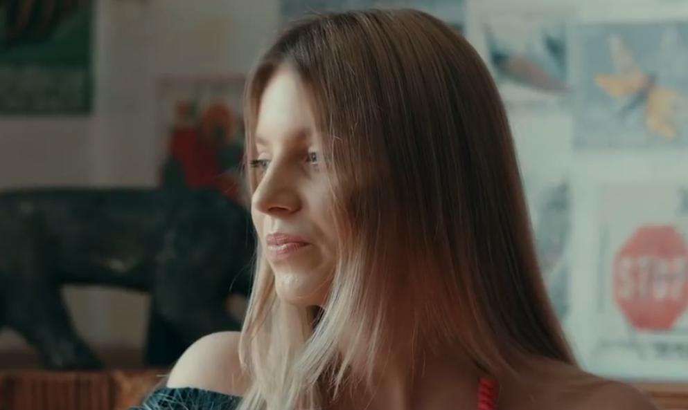Klaudia Kulawik w teledysku Maybe Today