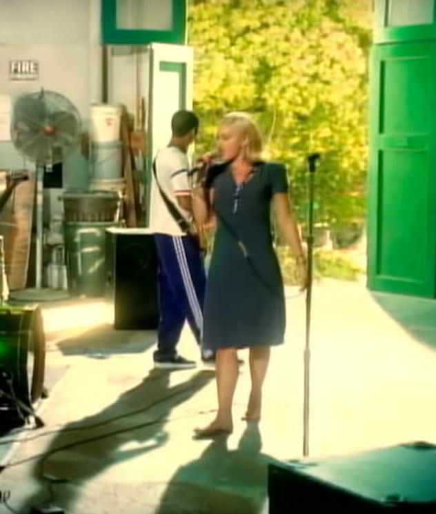 Gwen Stefani w teledysku Don't Speak w sukience w grochy