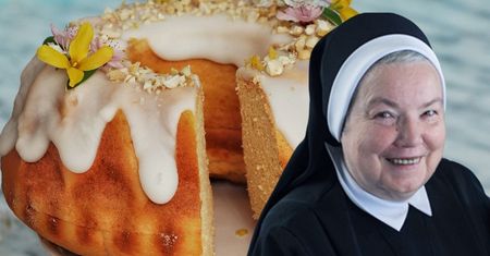 Siostra Anastazja dodaje jeden pokrojony składnik do babki. Zawsze wychodzi wilgotna