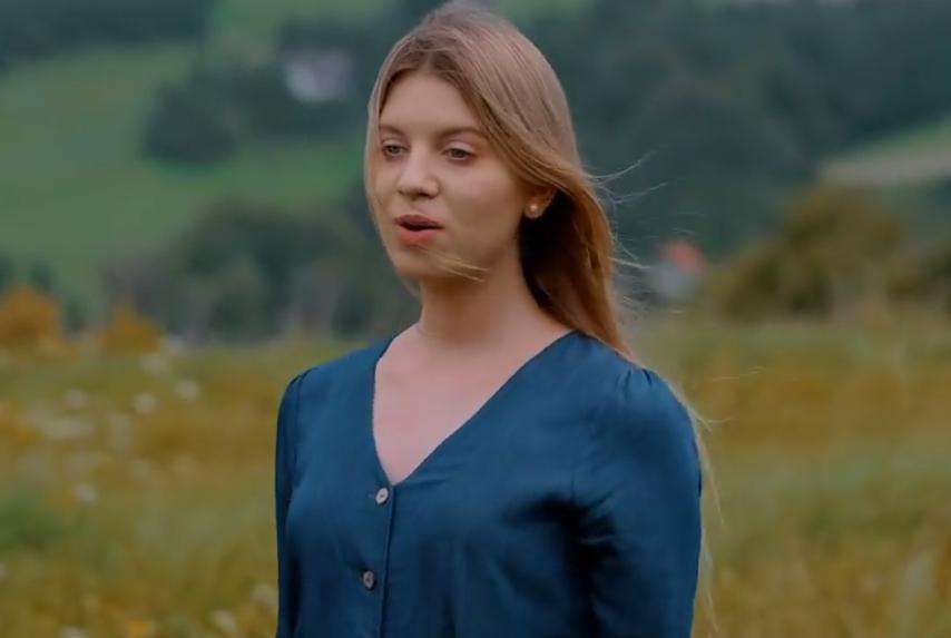 Klaudia Kulawik w teledysku Maybe Today