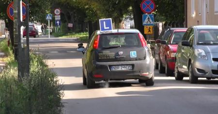 Betoniarka spadła z przyczepki tuż przed samochodem nauki jazdy. Kursant zahamował w ostatniej chwili