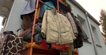 Szafa pełna ubrań przed komisariatem straży miejskiej w Łodzi.