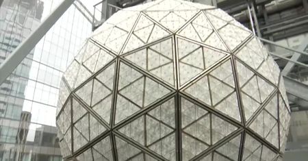 Słynna kryształowa kula już na Times Square. W Sylwestra w Nowym Jorku ma bawić się ponad milion osób