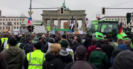 Protest niemieckich rolników w Berlinie. Sprzeciwiają się polityce rolnej rządu A. Merkel