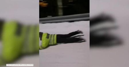 Zjechali na policyjnych tarczach jak na sankach. Zimowe zawody norweskich funkcjonariuszy