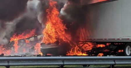 Zderzenie kilku pojazdów i pożar na autostradzie w Alucha na Florydzie. Co najmniej 7 osób zginęło