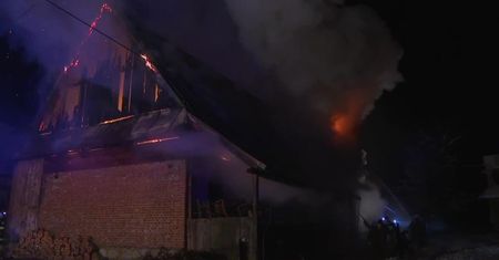 Pożar drewnianego domu w Murzasichlu. Z ogniem walczyło kilkanaście zastępów Straży Pożarnej