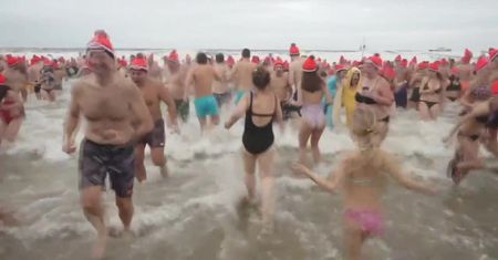 Skok do wody w Nowy Rok. Tysiące holenderskich morsów zanurzyły się w wodzie na plaży w Hadze