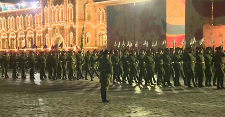 Przygotowania do obchodów Dnia Zwycięstwa w Moskwie. Plac Czerwony wypełnili żołnierze i pojazdy wojskowe