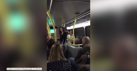 Niecodzienny koncert w autobusie. Ukraiński chór dał próbkę możliwości podczas podróży z lotniska w Dublinie