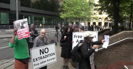 50 tygodni więzienia dla J. Assange’a. Wyrok wymierzył londyński sąd