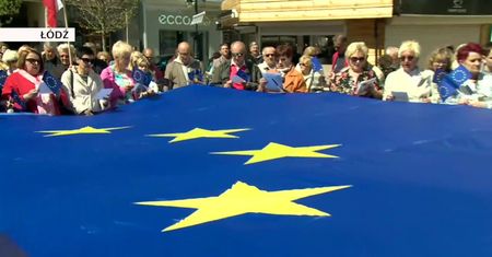 Mieszkańcy polskich miast odśpiewali Odę do radości. Obchody 15. rocznicy wstąpienia Polski do Unii Europejskiej