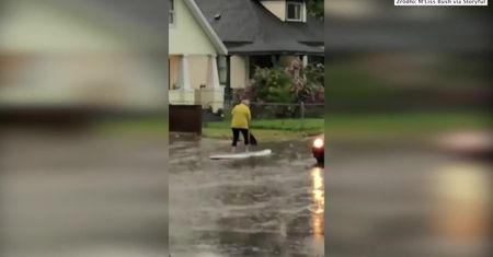 Surfing w czasie powodzi? Ta kobieta miała dużo fantazji