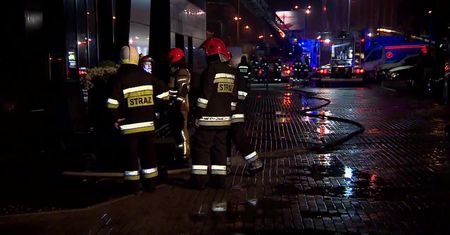 Pożar przy salonie samochodowym we Wrocławiu. Z ogniem walczyło 18 zastępów straży pożarnej