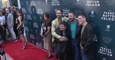 Shia LaBeouf, Zack Gottsagen i Dakota Johnson na premierze “The Peanut Butter Falcon”. Aktorka wyglądała oszałamiająco