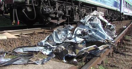 “Kierujący nie zastosował się do znaków”. Śmiertelny wypadek na przejeździe kolejowym