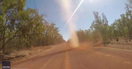 Jechali drogą i napotkali na małą trąbę powietrzną. Nietypowe zjawisko w Australii