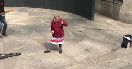 Młoda duchem staruszka zatańczyła w rytm piosenki „Jailhouse Rock” Elvisa Presley’a