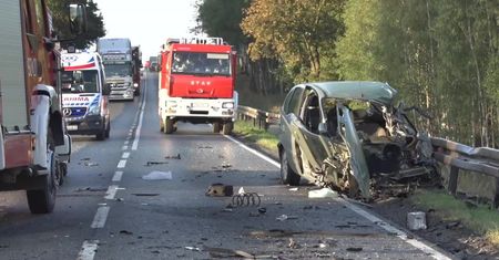 Dwie osoby zostały ranne w wypadku w woj. kujawsko-pomorskim. Uderzenie było tak silne, że silnik znaleziono 30 metrów dalej