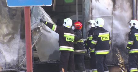Pożar hali produkcyjnej w Złocieńcu. Okolicznym mieszkańcom rozdano maseczki przeciwpyłowe