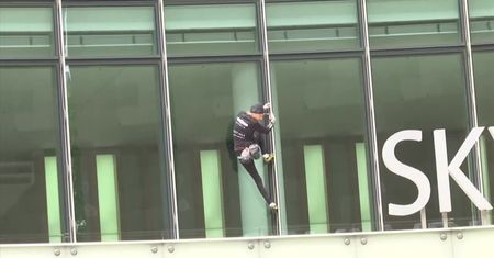 „Francuski spiderman” zatrzymany przez policję po wspinaczce na szczyt biurowca we Frankfurcie