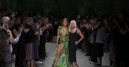Jennifer Lopez podbiła wybieg Versace, prezentując się w słynnej kreacji sprzed prawie 20 lat