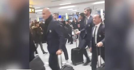 Cristiano Ronaldo wrócił na stare śmieci. Piłkarzom Juventusu na lotnisku w Manchesterze towarzyszyła liczna obstawa angielskiej policji
