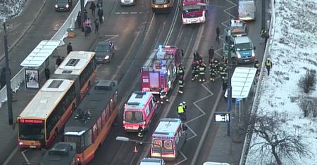 BMW wjechało w przystanek w Warszawie, cztery osoby ranne. Kierowca próbował ominąć korek torami