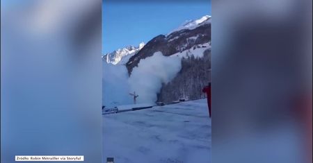 Kontrolowane zejście lawiny w szwajcarskiej dolinie Zermatt
