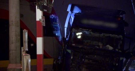Tir wjechał pod pociąg na strzeżonym przejeździe kolejowym pod Łodzią